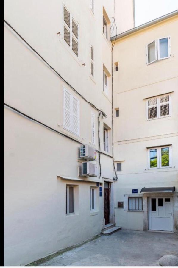 Town Place Apartment Split Exterior foto